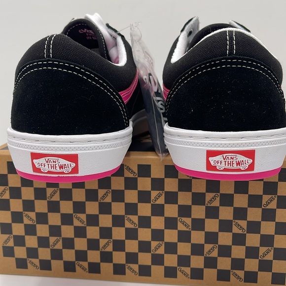 Vans Men's Black and Pink Sneakers Bmx Old Skool
Black/Neon Pink
VN0005UZBFY - Picture 14 of 16